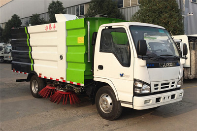 道路清潔與安全防護(hù) 掃路車與防撞緩沖車的協(xié)同守護(hù)